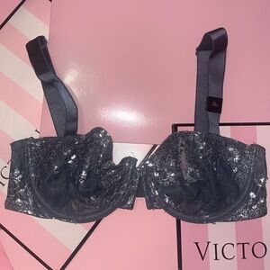 Victoria’s Secret 32C bra 🌺